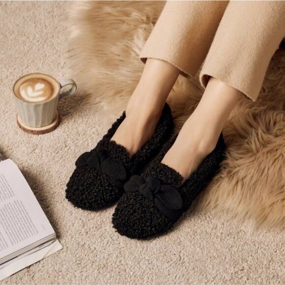 Vivaia Audrey Round Toe Sherpa Loafers Black Womens 5.5 PRICED LOW TO SELL. - Picture 3 of 10